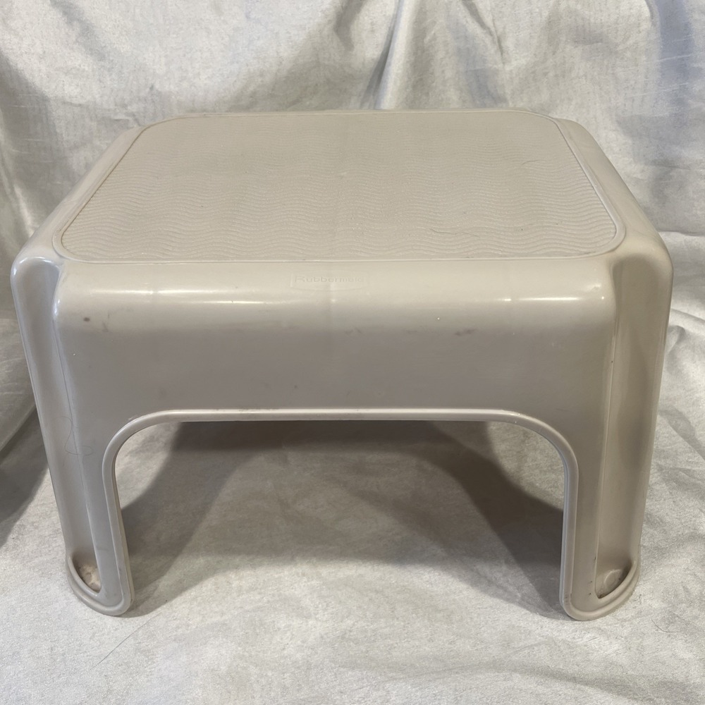 Vtg Large  Beige Rubbermaid Step Stool 4200 Heavy Duty Plastic GUC 300# Capacity
